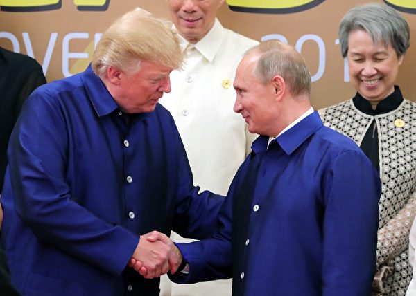 在亞太經合組織會議中，川普和穿同樣傳統服裝的普京握手。(MIKHAIL KLIMENTYEV/AFP/Getty Images)