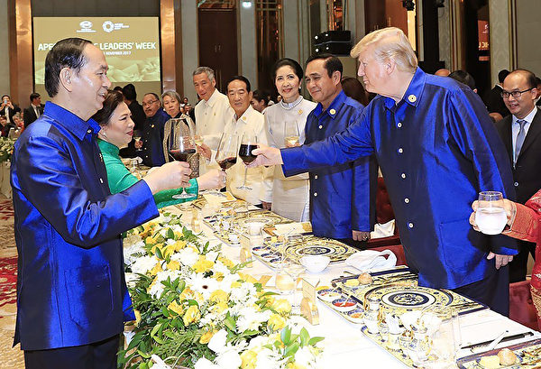 参加亚太经合组织的世界各国领导人在坐下来吃晚饭之前，会穿上这种传统的越南式衬衫。(STR/AFP/Getty Images)