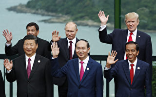 美国总统川普（特朗普）在越南出席APEC峰会时，问习近平：“你知道那几个人涉嫌偷东西被抓的事吗？”。 (JORGE SILVA/AFP/Getty Images)
