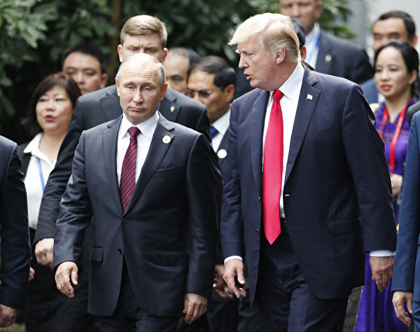 週六（11月11日），美國總統川普（特朗普）和俄羅斯總統普京在越南APEC首腦會議上幾次短暫交談。(JORGE SILVA/AFP/Getty Images)