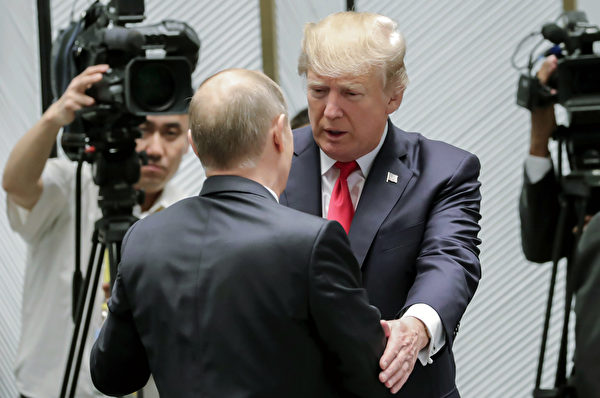 川普和普京參加APEC。(MIKHAIL KLIMENTYEV/AFP/Getty Images)