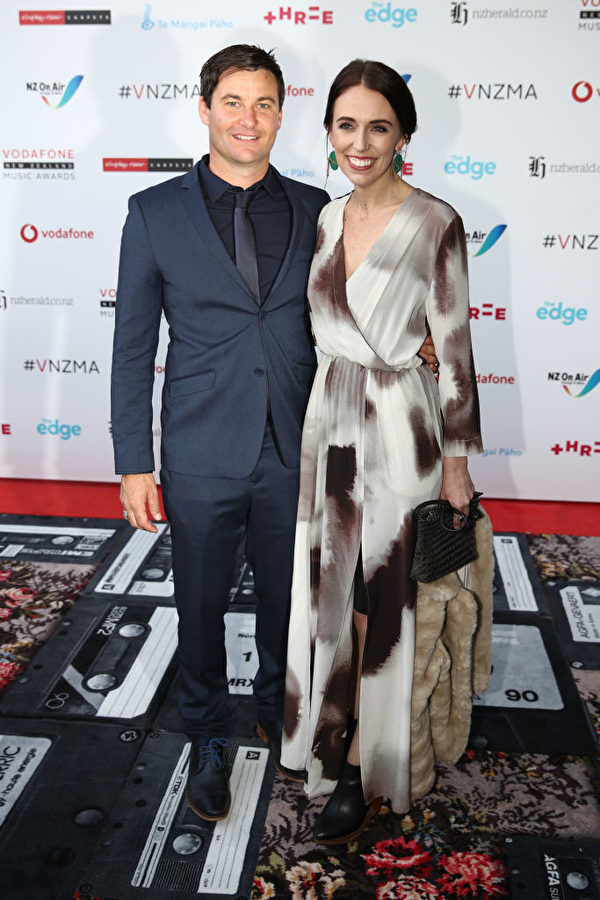 新西兰总理嘉欣达·阿丹（Jacinda Ardern）及其伴侣克拉克·盖福德（Clarke Gayford）是颁奖典礼的另一个亮点。(Phil Walter/Getty Images)