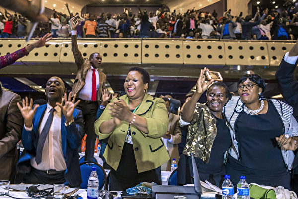 津巴布韦议会周二（11月21日）开始启动弹劾穆加贝下台的程序后，议会发言人宣布穆加贝已经辞去总统职务。标志着津巴布韦一个的结束。（JEKESAI NJIKIZANA/AFP/Getty Images)