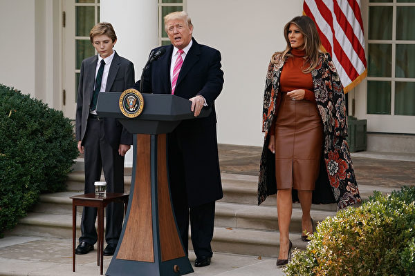 週二（11月21日），美國總統川普在白宮首次赦免火雞，梅拉尼婭和兒子巴倫陪同在側。(Chip Somodevilla/Getty Images)