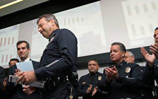 LAPD局長貝克（Charlie Beck）在一次洛杉磯市犯罪統計數字新聞發佈會上。(David McNew/Getty Images)