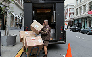 美國俄勒岡州一名UPS送貨員送貨，聽到房間傳出女人求救聲而報警。警察抵達後，發現發出聲音的是一隻鸚鵡。(Justin Sullivan/Getty Images)