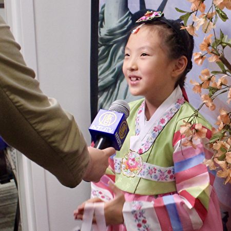 來自韓國的小公民Kara Lee身著傳統韓國服飾。（亦平／大紀元）