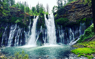 加州旅游探访世界第八大奇观，Shasta沙斯塔县的伯尼瀑布（Burney Falls）。（张又天/大纪元）