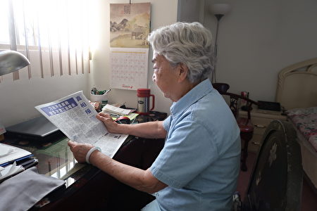 90歲的禹如惠在看真相報。（徐綉惠/大紀元）