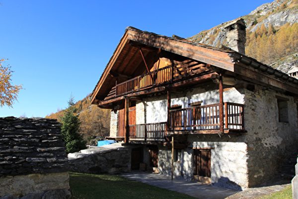 阿尔卑斯地区传统的建筑风格。（龚简/大纪元）