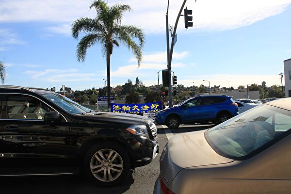 洛杉磯部分法輪功學員築起「真相長城」，吸引過往車輛注意力。（姜琳達／大紀元）