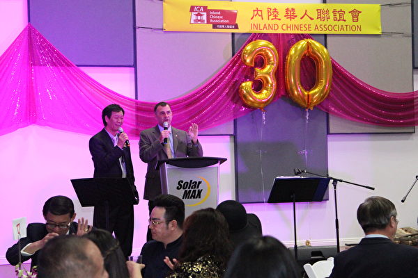 河濱市市長魯斯特·貝里（Rusty Bailey）在內陸帝國華人聯誼會成立30週年慶上講話，感謝華人對當地社會的貢獻。（張岳／大紀元） 