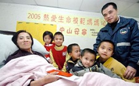 當年5個年幼的孩子，輪流在醫院陪伴著重病的媽媽。（大紀元圖片）