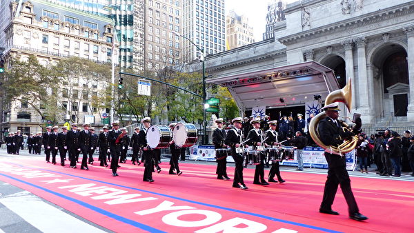 全美最大的老兵节游行11月11日在纽约市五大道登场，虽然天气寒冷，但难挡参与者及观众的热情。（张学慧/大纪元）