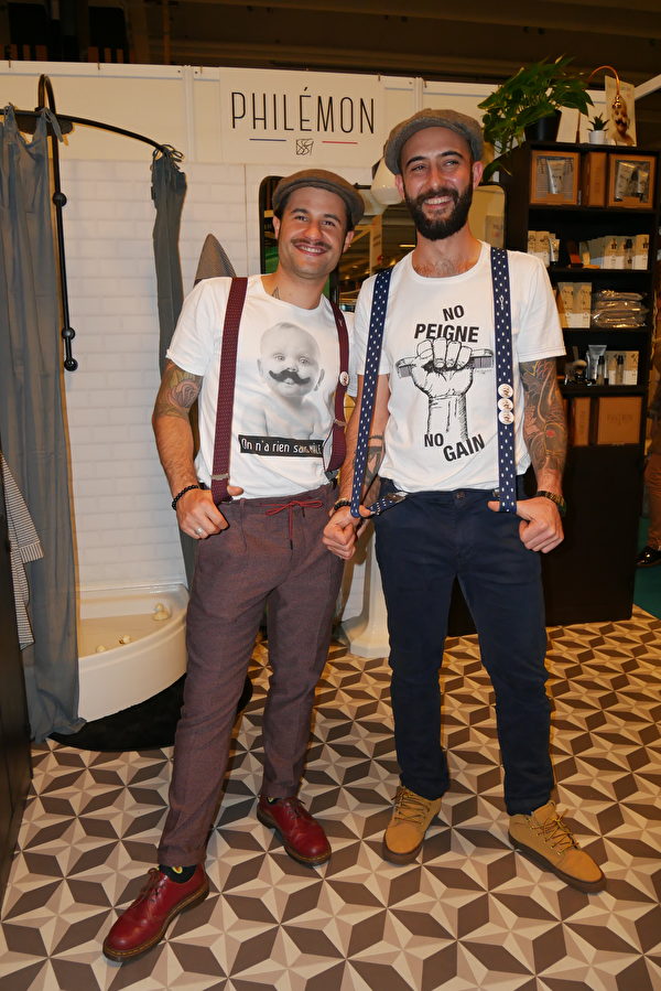 Antoine FAGOT（左）和同事一身法国男士传统打扮参加展览。（孟谦/大纪元）