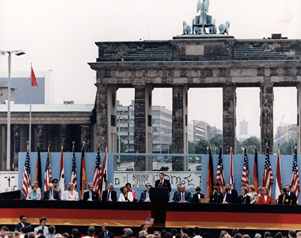 1987年6月12日，里根总统访问西柏林时，在勃兰登堡门的柏林墙前发表“推倒这堵墙”演说。（公有领域）