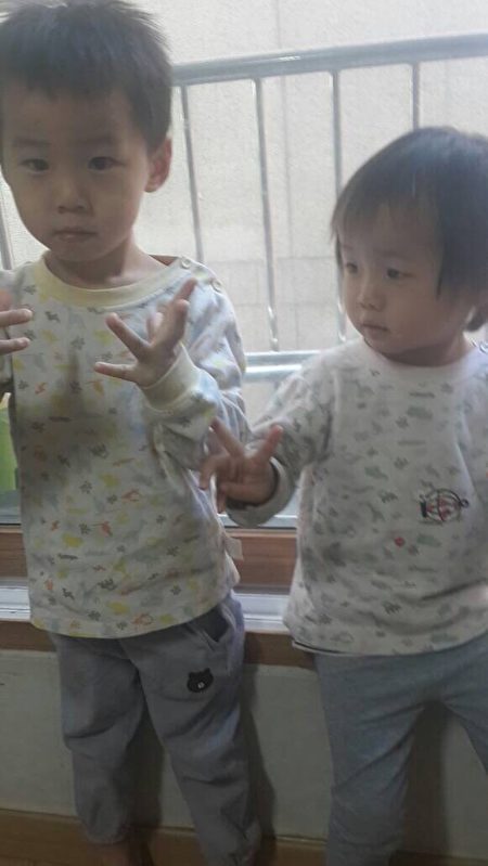 林小真和二名幼子在韩国得到人道援助，暂获安置。（林小真提供）