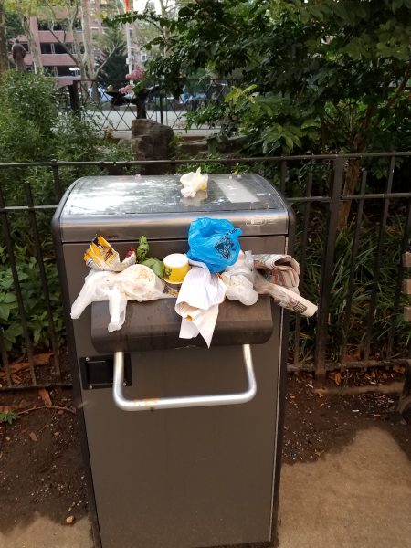 在哥伦布公园内外，经常看到一些连“门”都关不上的垃圾桶，门把手也很脏。