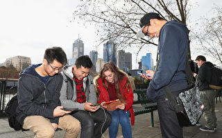 一項最新調查顯示，43%的澳洲人的手機數據用量經常超出上限，一年向電信公司多「進貢」3億元。( Robert Cianflone/Getty Images)