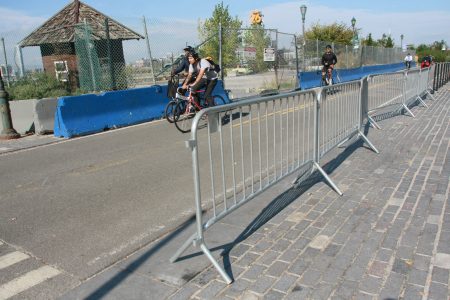 一些单车道现放上了临时护栏。