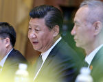习近平10日飞抵越南岘港出席APEC峰会，三名新任政治局委员丁薛祥（左一）、刘鹤（右一）、杨洁篪随行。( LUONG THAI LINH/AFP/Getty Images)
