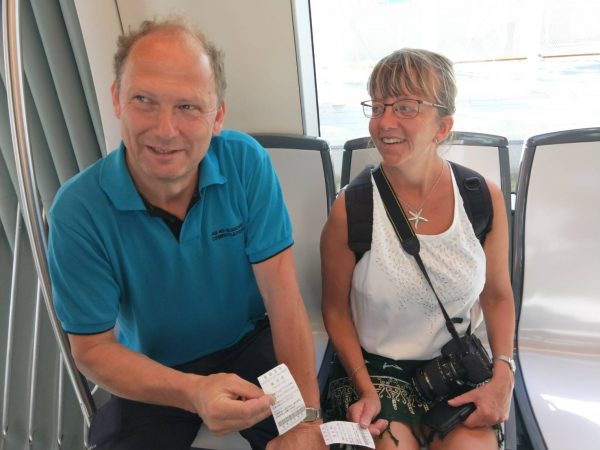 高雄轻轨开始收费首日，两位外国旅客也购买纸票搭乘。（高雄市政府提供）