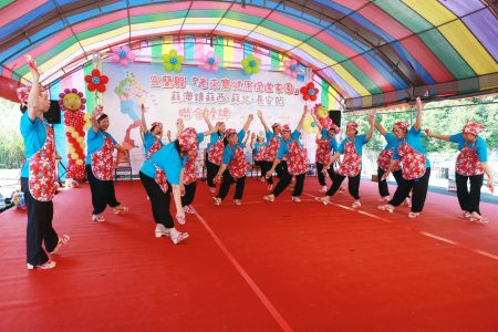 长安社区发展协会表演木屐舞。（曾汉东／大纪元）