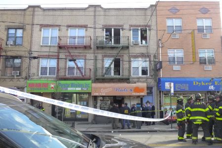 消防局与纽约市警局纵火爆炸小组在现场调查。