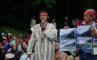 反亚泥矿权展延20年 太鲁阁族人封路抗议