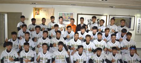 陈伟殷(后中右)与棒球队与学弟学妹们进行学习及成长经验分享前合影。（副教授龚荣堂提供）
