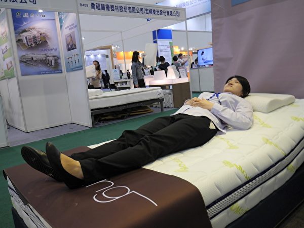 氣囊式電動按摩床，在按摩同時釋放負離子淨化空氣，使人容易入睡。（方金媛／大紀元）