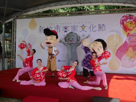 美江舞蹈团表演“阿三哥大婶婆舞风城”舞蹈 。（林宝云／大纪元）