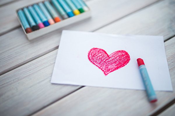 你覺得用紅色筆寫的「愛」字比用綠色筆更能代表真愛嗎？(pixabay)