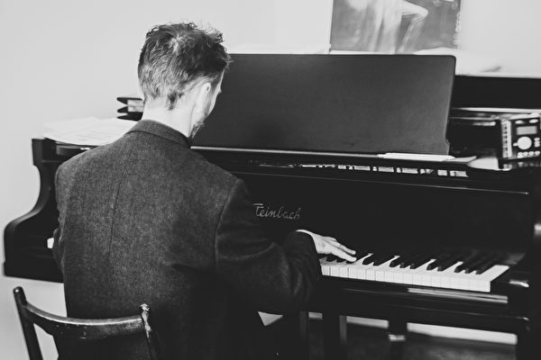 钢琴家说他坚持每天都练习。也许这就是他成功的秘诀吧示意图。(pixabay)