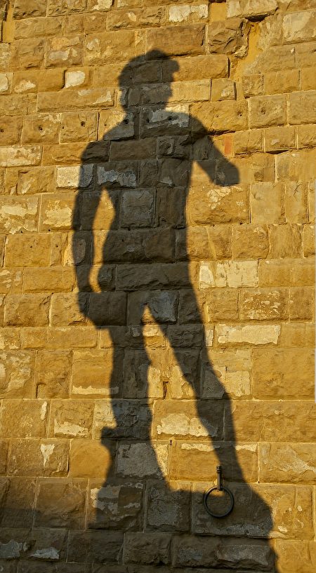 「大衛」雕像的影子。(pixabay)