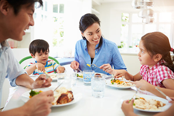 懂得好好說話的家庭，的確幸福感更強。(Monkey Business Images/Shutterstock)