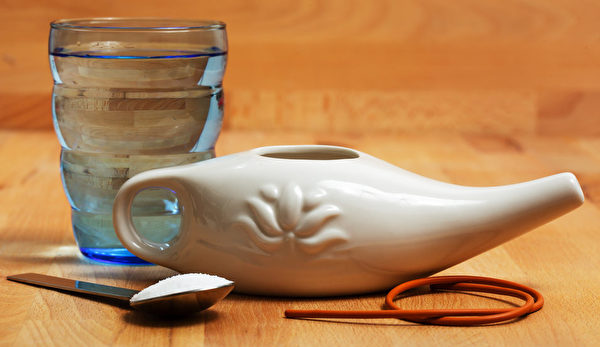 用洗鼻壶清洗鼻腔，可以舒缓鼻塞。(Shutterstock)