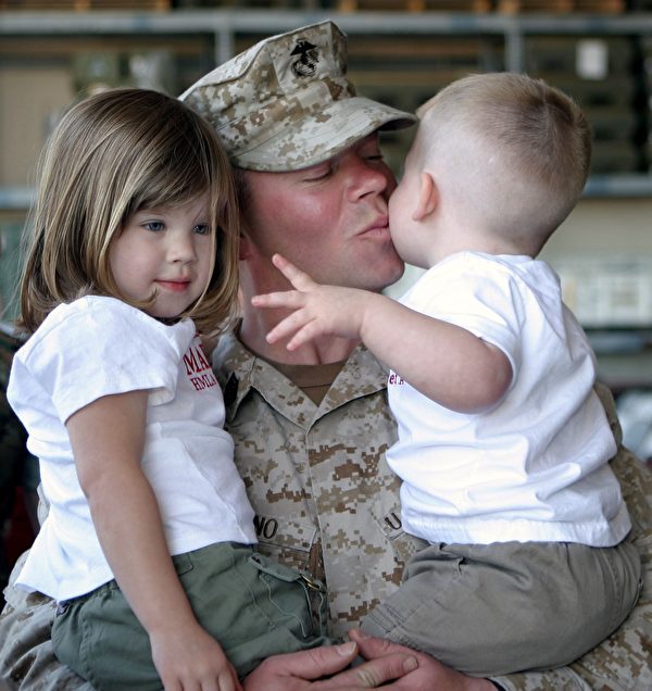 美国爸爸还是喜欢跟孩子和家人在一起享受下班时光。(pixabay)