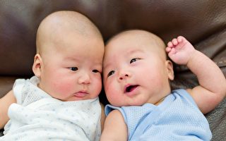 雙胞胎哥哥明明先出生 但弟弟卻比他大 緣由爆笑