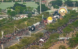 组图：大气球游行 万人挤爆高雄时代大道