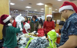 华裔退伍军人会 圣诞派发儿童玩具