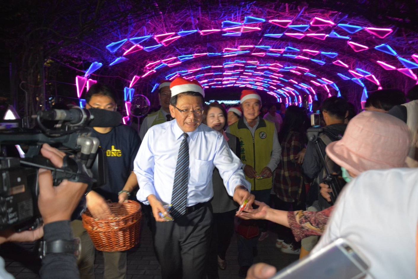 屏東百年歷史公園與現代聖誕節氣息碰撞出炫麗火花,縣長潘孟安(中)打趣的說,「歡迎大家到屏東度過最『熱情』的聖誕節!」(屏東縣政府提供)