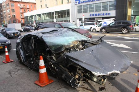 車身被裝的不成樣子，玻璃破碎，車窗掉落。
