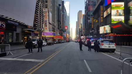 40街至42街，8大道至9大道之間的街區被封鎖，警力充足。