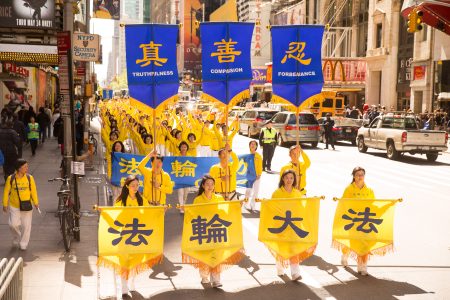 6. 5月12日，来自全世界的逾万名法轮功学员来到美国纽约曼哈顿举行盛大游行，庆贺法轮大法洪传25周年和第18届“世界法轮大法日”。