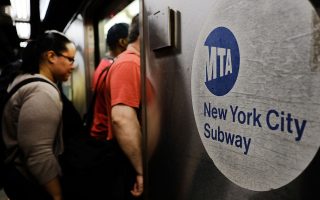 MTA缺钱谁之过？ 州长议员互呛