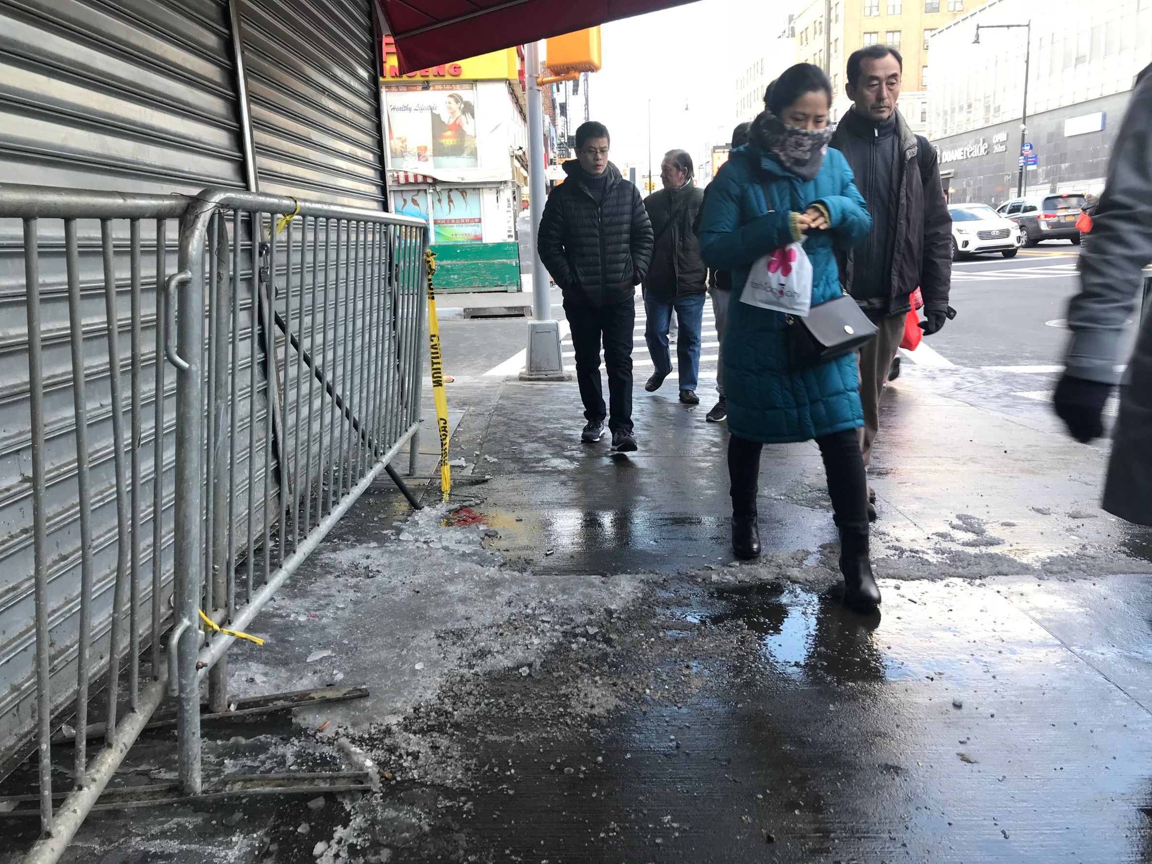 大口福餐廳水管凍爆,水流出緬街人行道結冰。(林丹/大紀元)