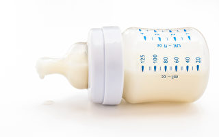 法國政府12月10日宣布，大規模召回國內外市場上由拉克塔利斯集團（Lactalis）製造的嬰幼兒奶粉，因為這些奶粉有可能受到沙門氏菌的污染。(Fotolia)
