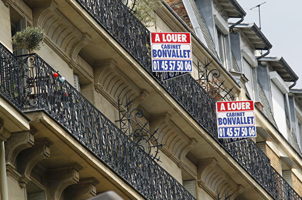 巴黎一處公寓外掛著「出租（à louer）」的牌子。（JACQUES DEMARTHON/AFP/GettyImages)