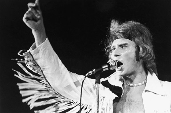 1969年5月13日的喬尼在巴黎演唱會的舞台上。（Lancaster/Express/Hulton Archive/Getty Images）